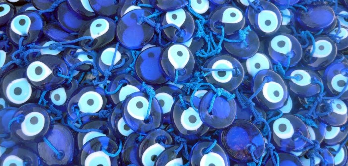 Un Groupe De Turc Traditionnel Amulette Mauvais Oeil, L'oeil Bleu Également  Connu Comme Nazar Boncugu Banque D'Images et Photos Libres De Droits. Image  23516776