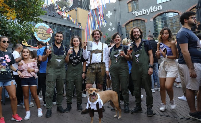 Boire une biere pour OktoberFest à Istanbul