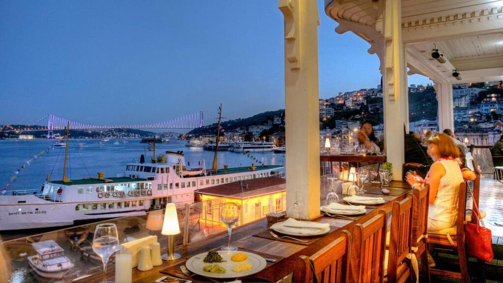 Diner sur les bords de l’eau à Istanbul