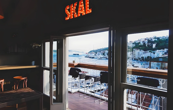 La jolie vue du bar Alexandra sur le Bosphore à Istanbul