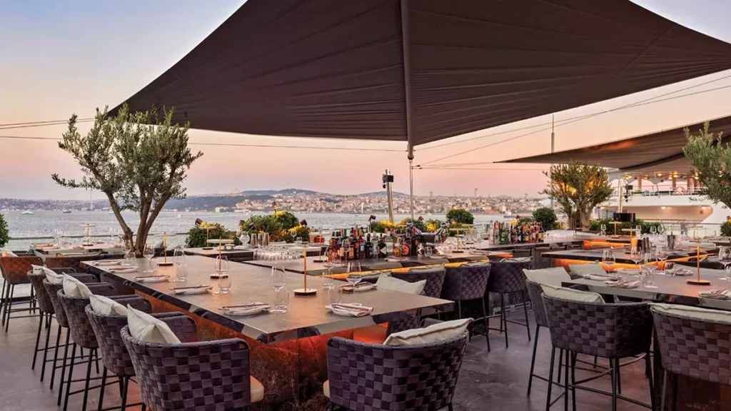 le jolie bar en terrasse Frankie à Istanbul