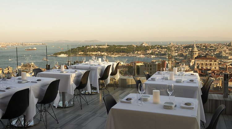 Vue sur la ville depuis le restaurant gastronomique de luxe Mikla